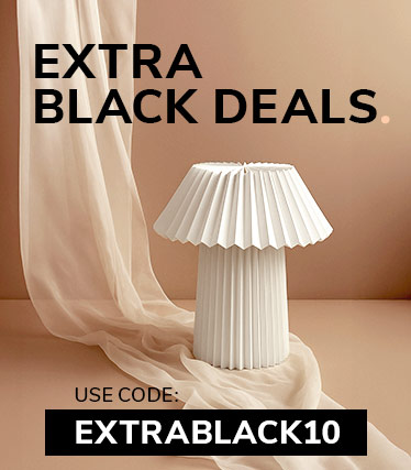 Werbegrafik für Extra Black Deals mit einer weißen, gefalteten Tischlampe auf beigefarbenem Stoffhintergrund und dem Rabattcode ‘EXTRABLACK10’