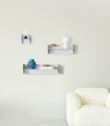 Transparente Normann Copenhagen Wandregale mit dekorativen Accessoires in minimalistischem Wohnraum.